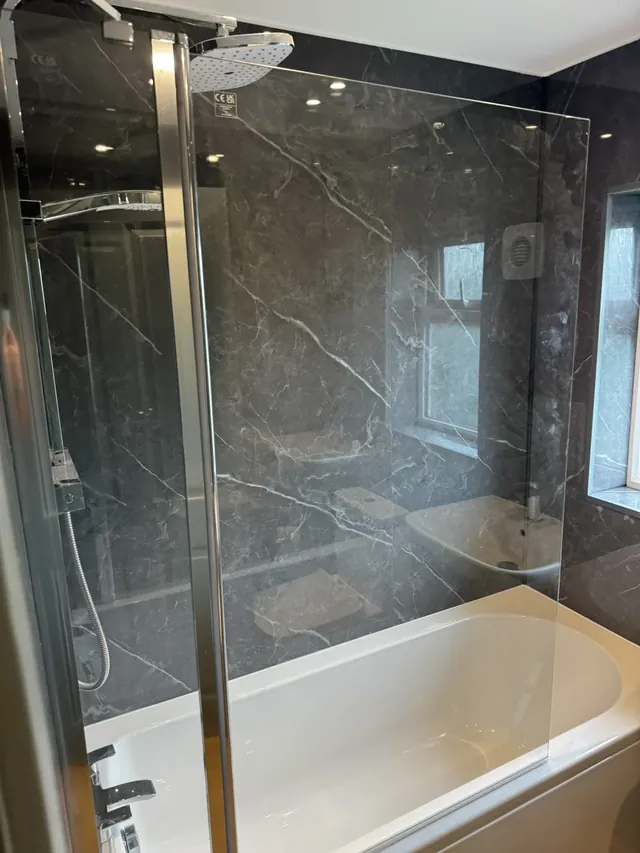 Bath and shower screen with marble-effect wall panels